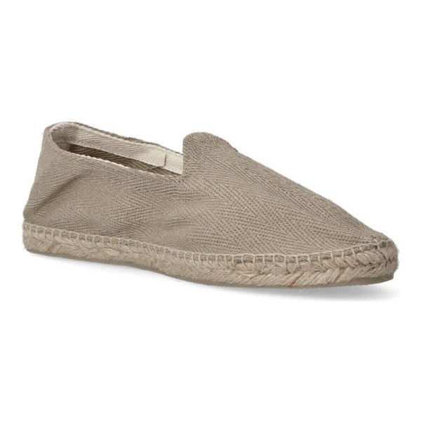 Zapatilla alpargata de hombre. Esparteña plana, fabricada en textil, con suela de yute natural sobre goma flexible 100% ecológica. Copete espiga fabricado a mano par a par y cosido con hilo de sisal. Color natural. Espadrilles que combinan con todo.