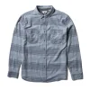 CAMISA VISSLA DE MANGA LARGA FLANNEL Camisa de manga larga de algodón orgánico Cierre central abotonado Bolsillos delanteros con solapa y botones Rayas en tonos azules Composición: 100% Algodón Orgánico